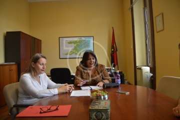 Firma del convenio de cesión de una vivienda municipal a A tí mujer (Foto TA)